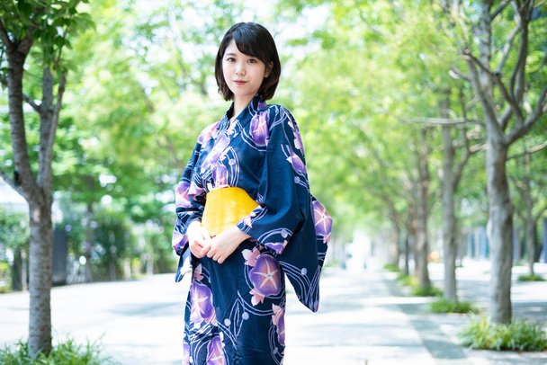 Asyalı (Japon) kadın şehre yukata giyerek gidiyor (Japon geleneksel kostümü)) - Fotoğraf, Görsel