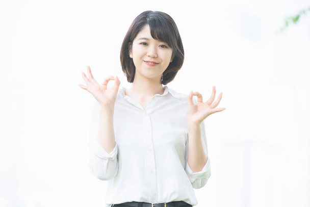 Genç Asyalı (Japon) kadın elinde "Tamam" işareti yapıyor. - Fotoğraf, Görsel