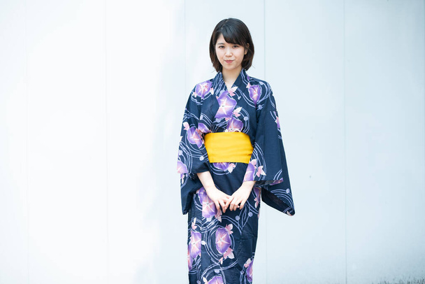 Азійська (японська) жінка, яка їде до міста, одягає юкату (японський традиційний костюм).) - Фото, зображення