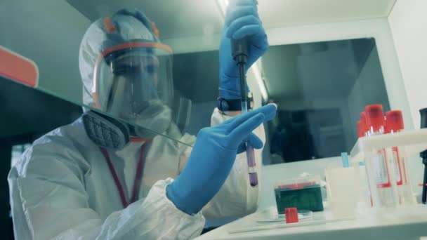 Wetenschapper werkt in het laboratorium, het ontwikkelen van een vaccin voor coronavirus behandeling. - Video