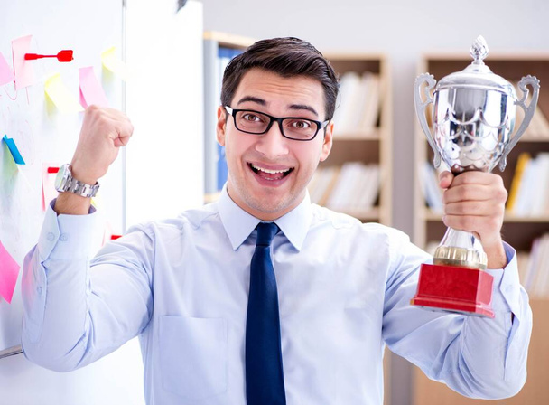 Mladý podnikatel dostává pohár s odměnami v úřadu - Fotografie, Obrázek