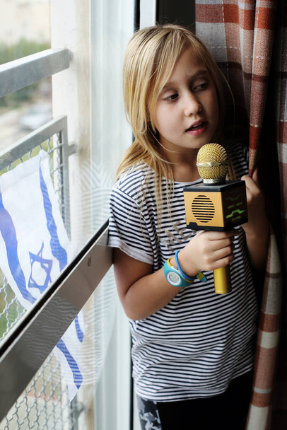 Viileä-19. Kotikoulun idea. 9-vuotias tyttö on kyllästynyt kotona
 - Valokuva, kuva