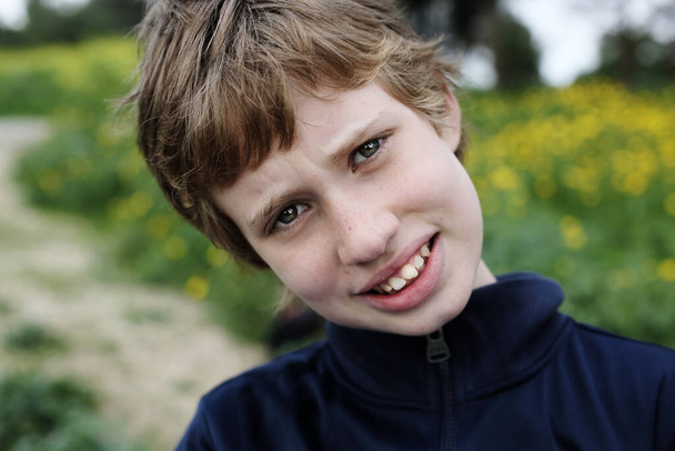 Vida después del coronavirus. Retrato de niño autista lindo disfrutando de la libertad
.  - Foto, Imagen