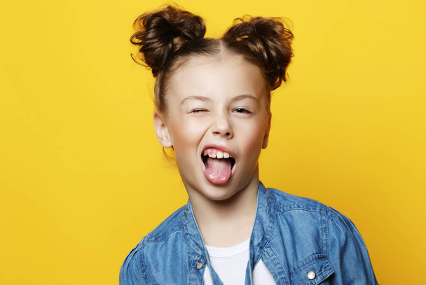 Retrato de niña con la boca abierta y expresión loca. Cara sorprendida o conmocionada
. - Foto, imagen
