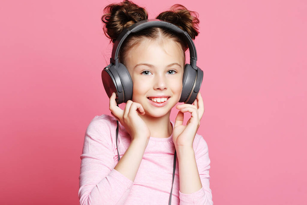 happy girl with headphones listening to music - Foto, Imagem