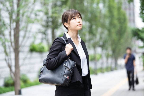 Японська (азіатська) дівчина, яка шукає роботу. - Фото, зображення