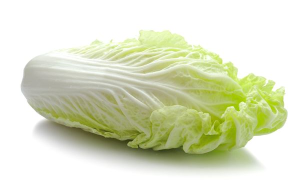 Salatherz auf weißem Hintergrund - Foto, Bild
