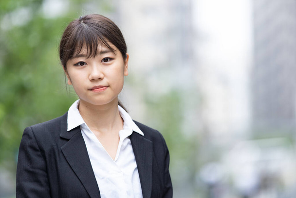アジア系の若い女子大生が就職を希望 - 写真・画像