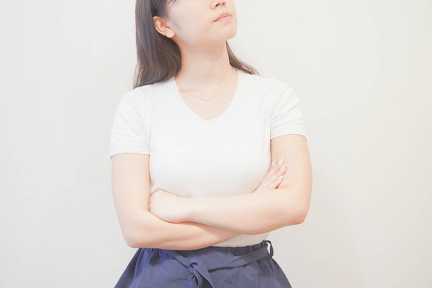 Une jeune femme asiatique (japonaise) qui fronce les sourcils et exprime des émotions en colère
 - Photo, image