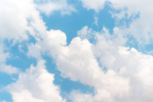 Яркое небо светло-голубого цвета и белые облака
 - Фото, изображение