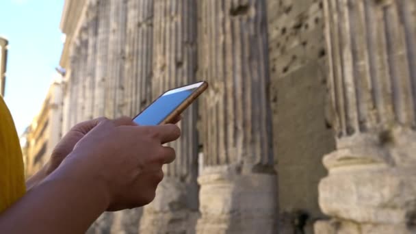 4K, Aziatische vrouw berichten op smartphone met kolommen Tempel van Hadrianus in piazza di Pietra. Meisje met een mobiel telefoongesprek in Rome. Mensen reizigers met behulp van apparaat telefoon-Dan - Video