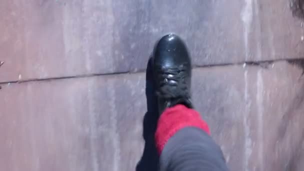 os pés de um homem de botas de borracha caminham através da lama
 - Filmagem, Vídeo