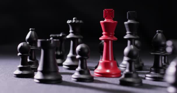 πολύχρωμο σκάκι σε γκρι φόντο, κοντινό - Πλάνα, βίντεο
