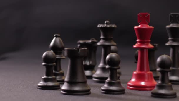 värikäs shakki harmaalla pohjalla, lähikuva
 - Materiaali, video