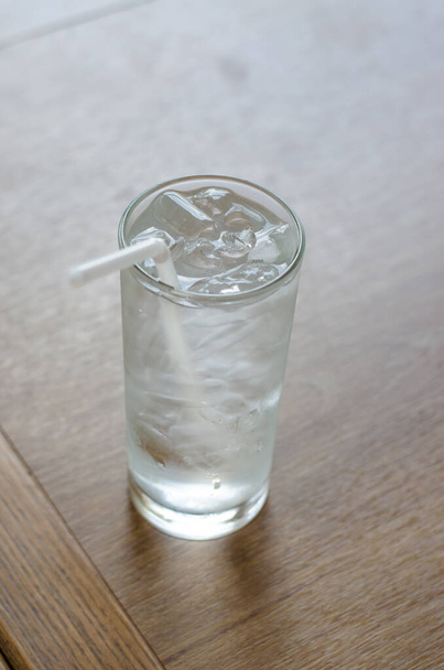 Παγωμένο νερό σε γυαλί στο τραπέζι - Φωτογραφία, εικόνα