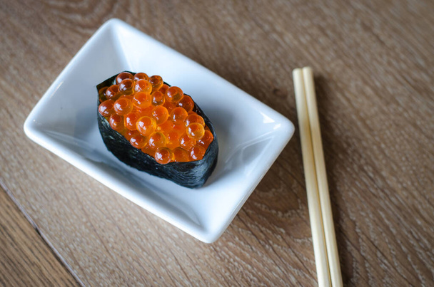 Sushi de algas marinas de huevas de salmón
 - Foto, Imagen