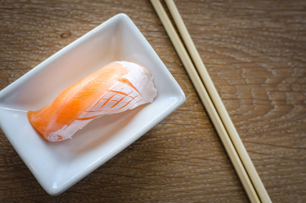 Sushi di salmone con bacchette
 - Foto, immagini