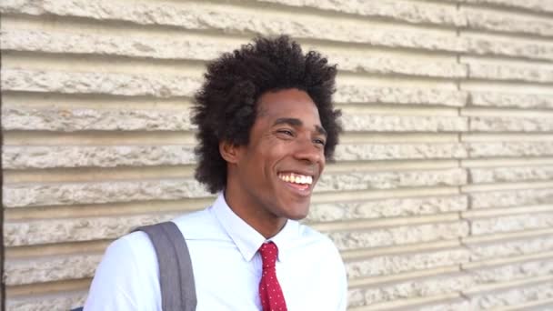 Щасливий чорний чоловік посміхається на відкритому повітрі. Хлопець з афро волоссям
. - Кадри, відео