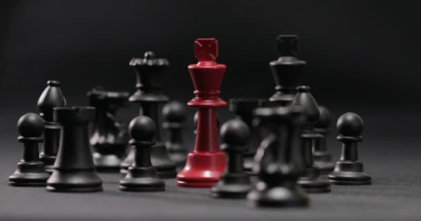 πολύχρωμο σκάκι σε γκρι φόντο, κοντινό - Πλάνα, βίντεο