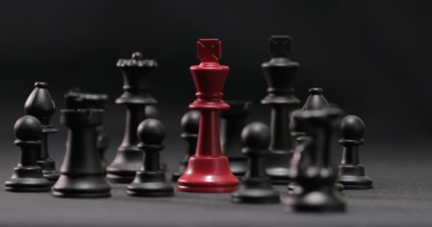 kleurrijk schaken op grijze achtergrond, close up - Video