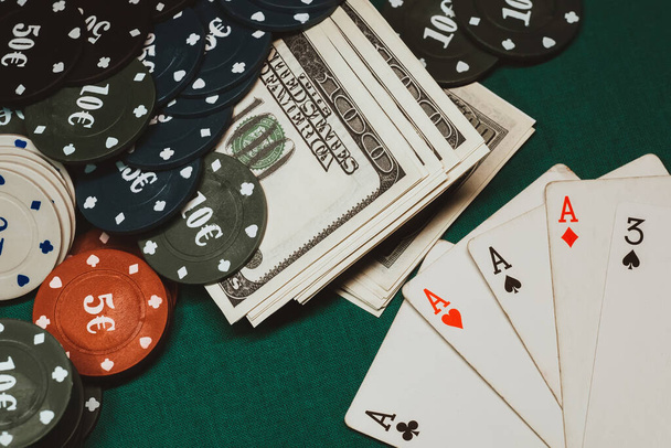 combinación ganadora de cartas en el póquer en el fondo de dinero y fichas de juego - Foto, Imagen
