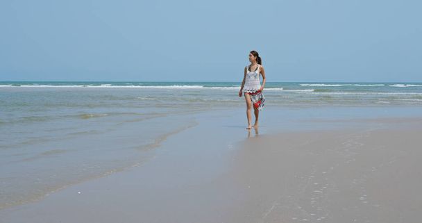 Woman enjoy look at the sea - Foto, immagini
