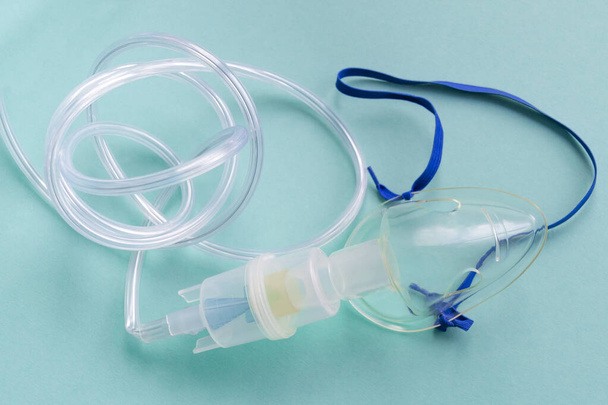 Mask, flask and tubes for medicine. Device for inhalation of therapeutic steam. - Foto, Imagen