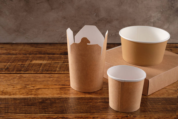 Street fast food paper cups, plates and containers. Eco-friendly food packaging on wooden background. Copy space. Carering of nature and recycling concept. - Фото, зображення