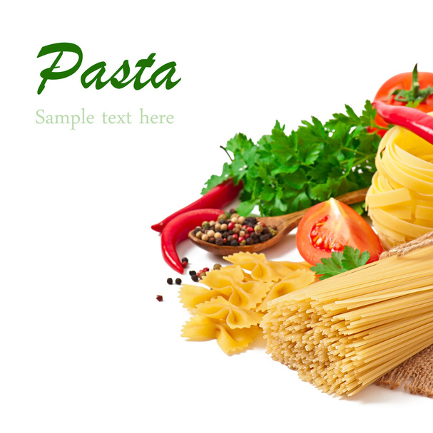 Паста спагетти, овощи, специи и масло, изолированные на белом
 - Фото, изображение