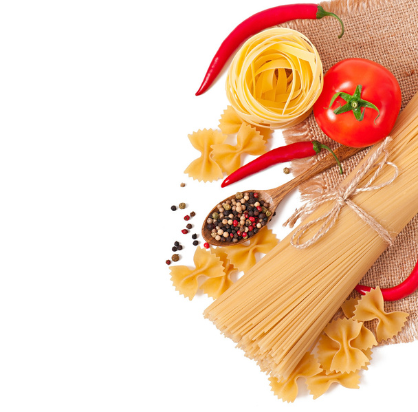 těstoviny špagety, zelenina, koření a olej, izolované na bílém - Fotografie, Obrázek