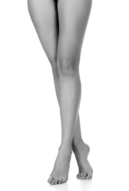 nő lábak fehér háttér - Fotó, kép