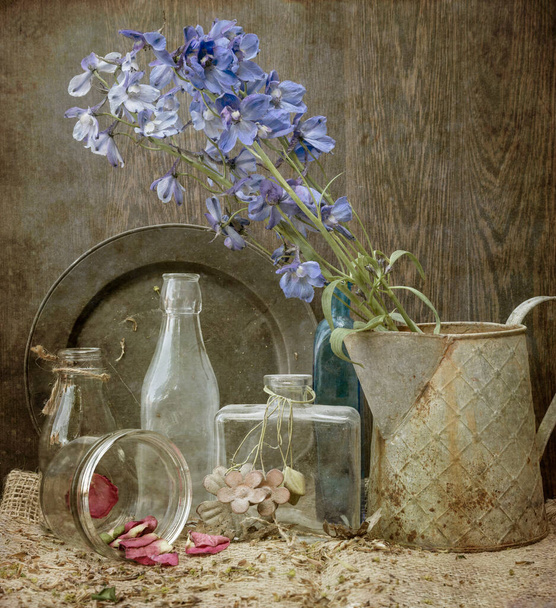 Mooie vintage look toegepast op romantische bloem en tuin parafernalia stilleven beeld met lente en zomer seizoensgebonden bloemen - Foto, afbeelding