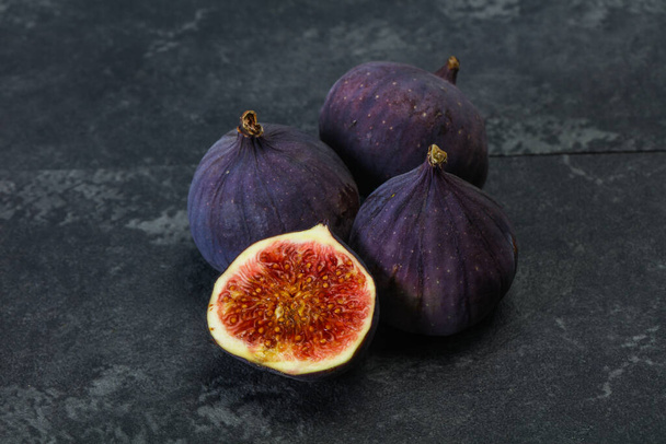 Спелые свежие нарезанные плоды инжира - Фото, изображение