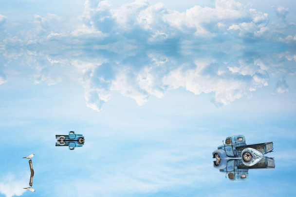 отражение две машины парковка и птица стоять на сухом дереве на воде на озере и голубом небе и белом фоне облака
 - Фото, изображение