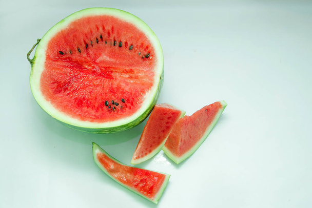 gesneden watermeloen, achtergrond met plakjes watermeloen - Foto, afbeelding