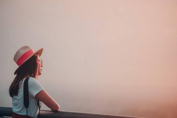 Giovane donna asiatica con cappello e occhiali da sole guardando verso l'alto verso lo spazio bianco copia, Ritratto di giovane donna stanca. Depressione
 - Foto, immagini