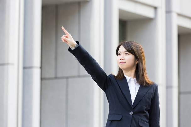 Asiática (japonesa) joven estudiante universitaria en busca de un trabajo
 - Foto, Imagen