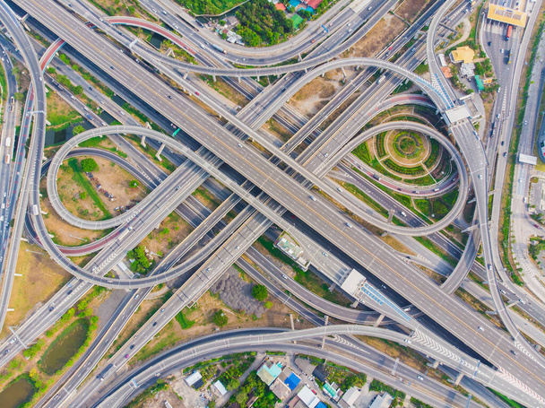 空中ビュー高架都市道路の交差点と日の光でのインターチェンジ｜バンコクタイ - 写真・画像