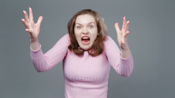 Βίντεο με μια γυναίκα να ουρλιάζει με ροζ ζιβάγκο - Πλάνα, βίντεο