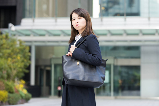Aziatisch (Japans) jonge vrouwelijke student op zoek naar een baan - Foto, afbeelding