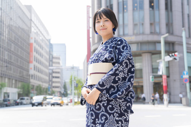 Азиатка (японка) едет в город в юкате (японский традиционный костюм)
) - Фото, изображение