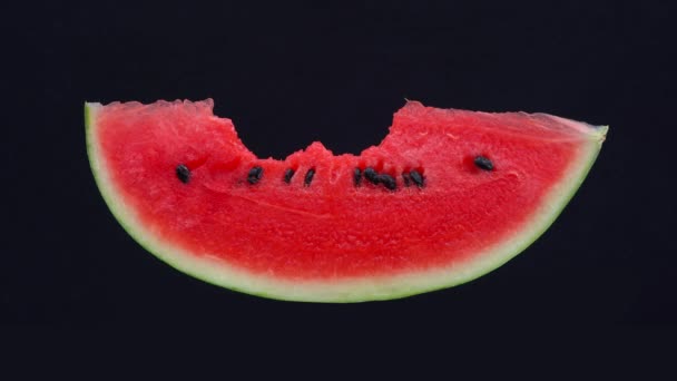 stop mozgás, étkezési szelet görögdinnye elszigetelt fekete alapon - Felvétel, videó