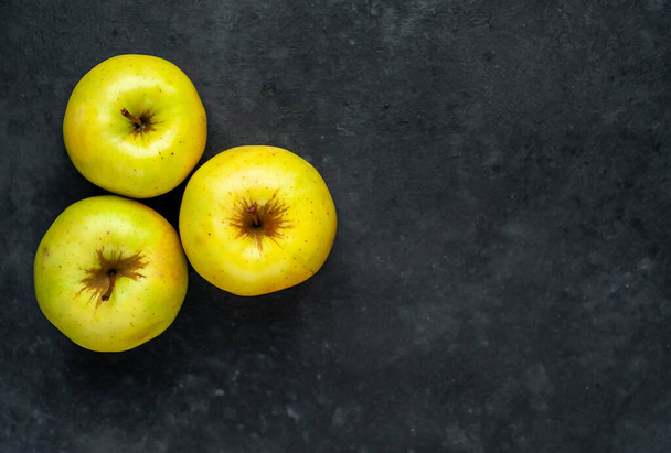 Siyah arkaplanda olgun sarı elmalar - Fotoğraf, Görsel