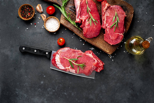 rauwe ribben vlees plakken met ingrediënten koken - Foto, afbeelding