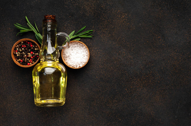 vista superior de la botella de aceite, sal, pimienta y romero
 - Foto, Imagen