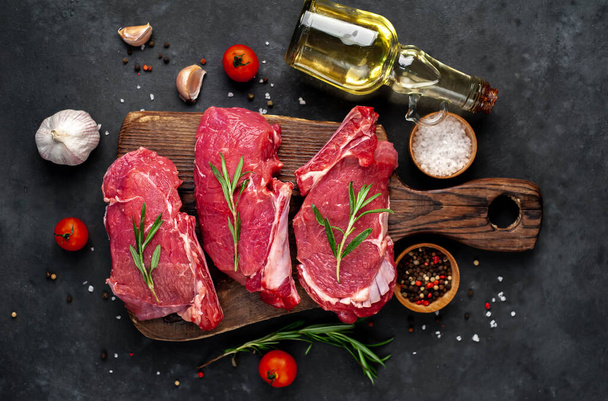 uncooked raw meat, cooking beefsteaks with ingredients - Fotografie, Obrázek