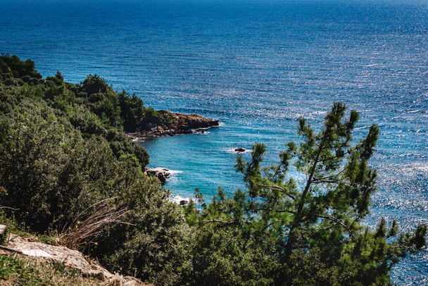 Розкритий неназваний крихітний ідеальний пляж вздовж узбережжя Егейського моря. - Фото, зображення