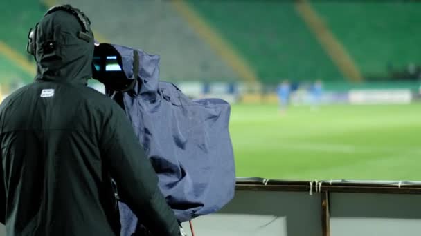 Ein professioneller Kameramann filmt ein Fußballspiel. Übertragung eines Fußballspiels - Filmmaterial, Video