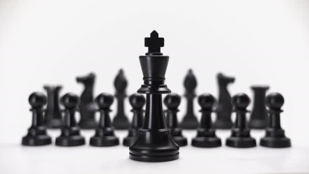 ビデオ4k -手を握るか、クラッシュアタックを倒すか、白い背景に黒い王を殺すために白い王のチェスを移動します。ビジネスコンセプトのためのチェスVDO -チャレンジ競争のリーダーパワーの成功勝つか失う - 映像、動画