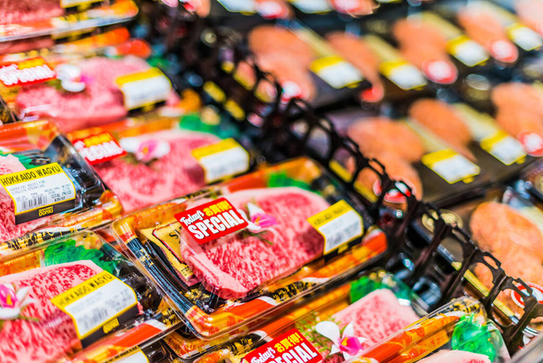 SINGAPOUR - MAR 3, 2020 : Variété de produits de viande mis en vente dans un réfrigérateur commercial au supermarché
 - Photo, image